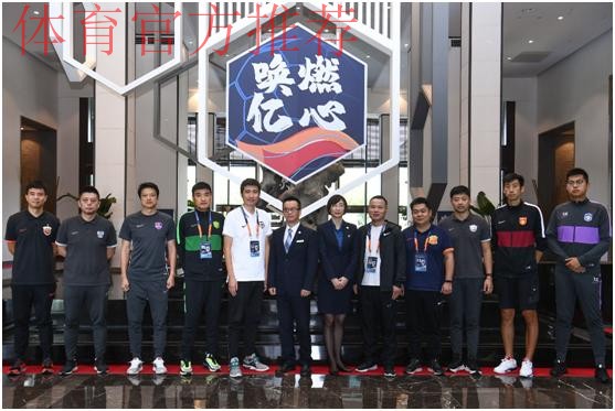 中超联赛苏州赛区举行球衣赠送活动向蓝区酒店致谢 中超联赛苏州赛区举行球衣赠送活动向蓝区酒店致谢